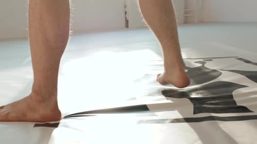 Mann kämpft mit seinem Schatten vor Ängsten Boxtraining im Fitnessstudio in Handschuhen Power Mma Fighter