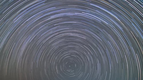 Wunderschöne Star Trails und Weltraumstaub im Universum