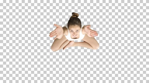 Belle femme assise sans tapis de yoga dans la pose du lotus Alpha