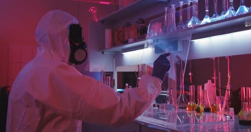 Wissenschaftler nutzen transparentes Display im Labor