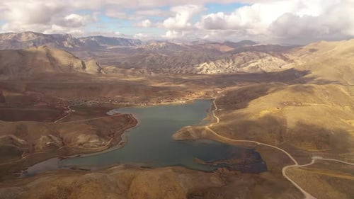 Mountain Lake High in the Mountains Images épiques tournées sur un Drone