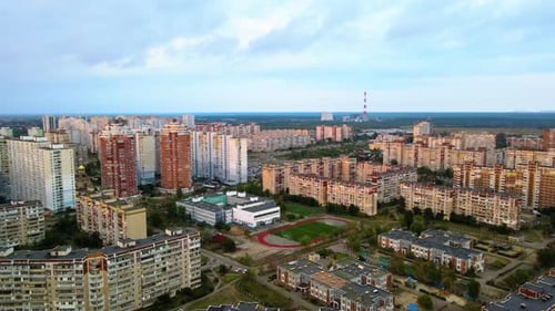 Vista aérea con vistas a la escuela secundaria, un campo deportivo y de fútbol, en medio del apartamento bui