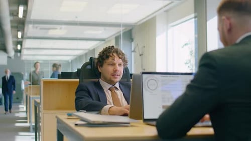 Colegas de ensino médio durante o dia de trabalho no escritório