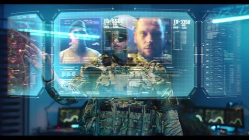 Soldat vérifiant une carte holographique interactive