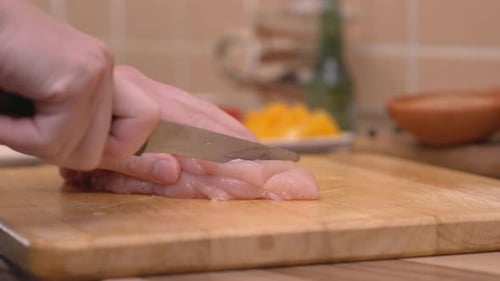 Trancher les poitrines de poulet