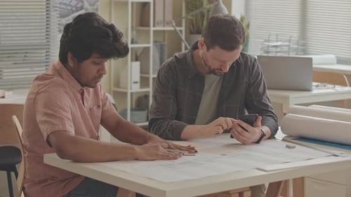 Architekten diskutieren Arbeitsplan im Büro
