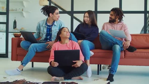 Estudiantes multiétnicos que trabajan en un proyecto universitario