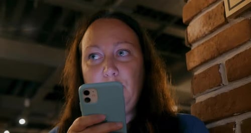 Portrait Frau spricht über Freisprecheinrichtung während eines Anrufs vom Handy