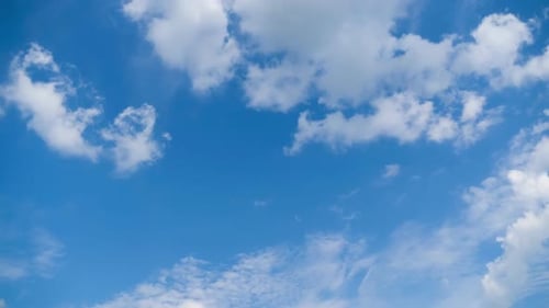 Wolken bewegen sich sanft am blauen Himmel. Zeitraffer