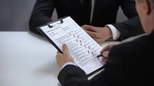 Arbeitgeber füllt Daten im Bewerbertest aus, Händeschütteln, erster Eindruck