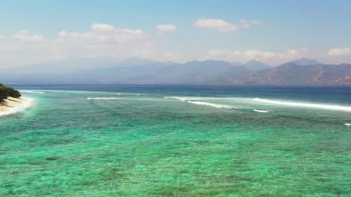 Breiter Flug über Tourismus Aufnahme eines paradiesischen sonnigen weißen Sandstrandes und blauen Ozeanhintergrunds in bunt