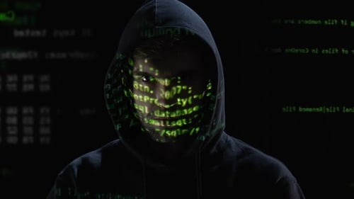 Hacker scrutant l'inscription sur le moniteur, les hologrammes se reflétant sur le visage