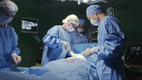 Team von Chirurgen operiert Patienten