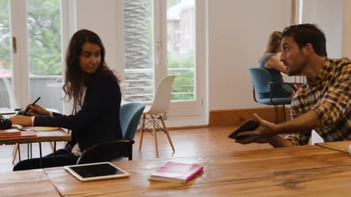Profesionales creativos milenarios que trabajan en una oficina creativa