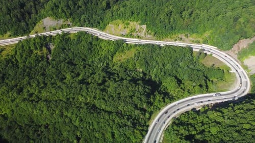 eine Autobahn in den Bergen