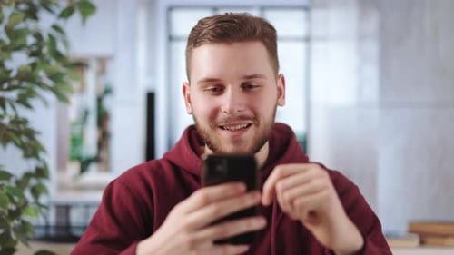 Mann benutzt Smartphone im Büro