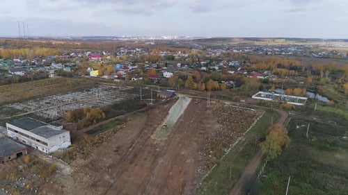 Luftaufnahme der Baustelle am Rande des Dorfes. 12