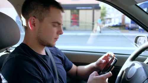 Motorista usa smartphone no carro