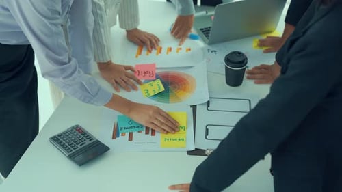 Geschäftsleute besprechen das Arbeitsprojekt kompetent am Besprechungstisch