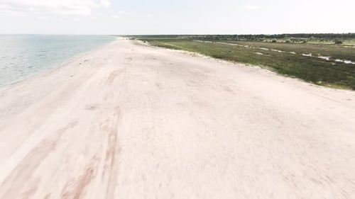 Blick auf einen schönen Strand mit Meer