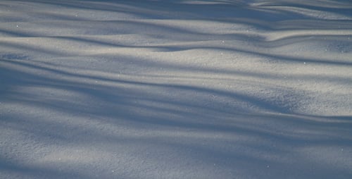 Schatten auf Neuschnee