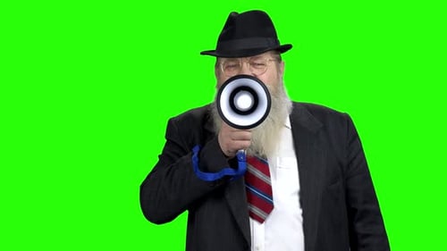 Retrato de homem sério de terno falando através de megafone