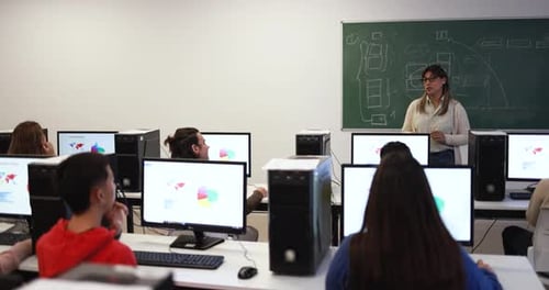 Junge gemischtrassige Schüler nutzen Computer in der Schulklasse