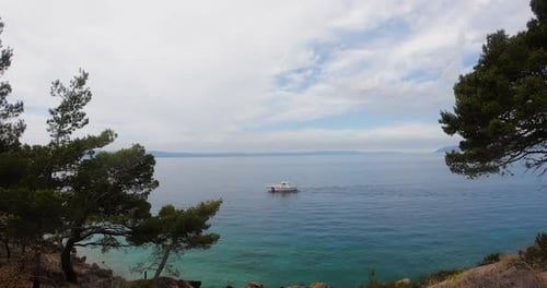 Belle nature surplombant la mer Adriatique dans laquelle navigue White Yacht en été