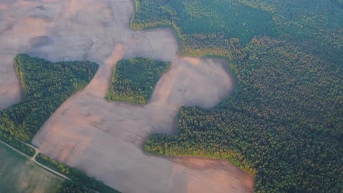 Voo sobre os campos e aldeias russas