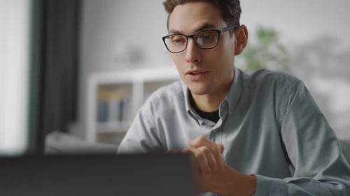 Hombre que usa computadora portátil para chatear por Vídeo
