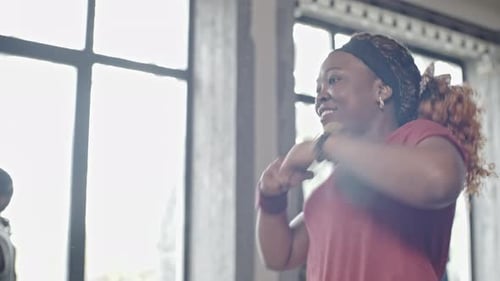 Femme appréciant la danse en classe de groupe