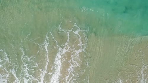 Océano con olas y playa amarilla
