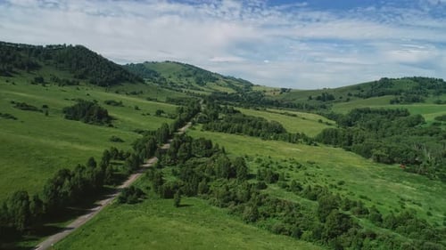 Carretera en el valle verde entre colinas