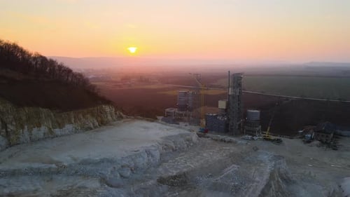 Zementfabrik im Tagebau von Bau-Sandstein-Materialien