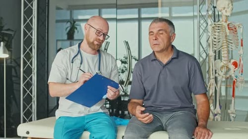 El médico recopila un historial médico completo de los problemas de salud