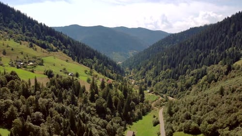 Berggipfel mit Wäldern auf bewölktem Himmel Hintergrund