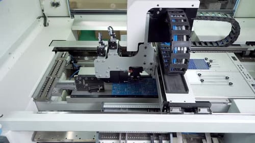 L'ingénieur travaille pour la machine technologique de montage en surface