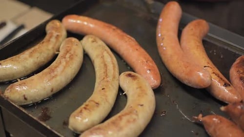 Würste auf dem Grill. Zeitlupenaufnahme mit Bewegung.