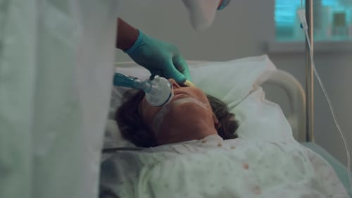 Cama de hospital com máscara de oxigênio para paciente doente