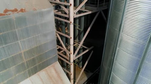 Luftaufnahme des Grain Elevator. Metallaufzug in der Landwirtschaftszone.