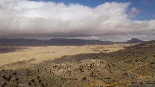 Les massifs montagneux des villes turques filmés sur un Drone