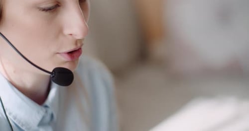 Handelsvertreter im Headset spricht mit dem Kunden und führt eine Videokonferenz auf dem Laptop durch.