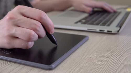 Designer-Illustrator mit Grafiktablett und Bleistift Freelancer-Hand Nahaufnahme