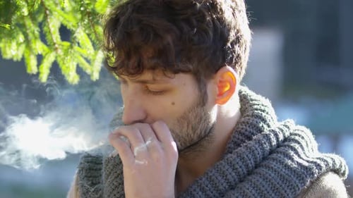 Jeune homme fumant