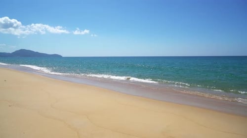 Wunderschöner tropischer Strand, Meer, Meer mit blauem Himmel und weißer Wolke