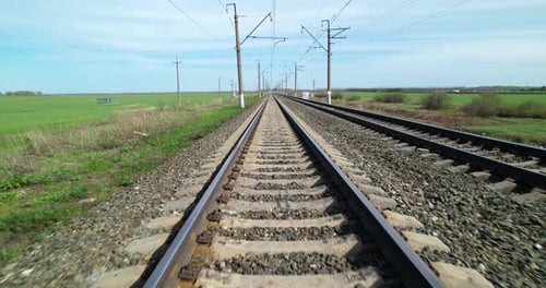 Blick auf Bahngleise in Bewegung