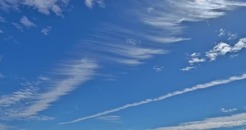 Nuages abstraits sur fond transparent ciel bleu