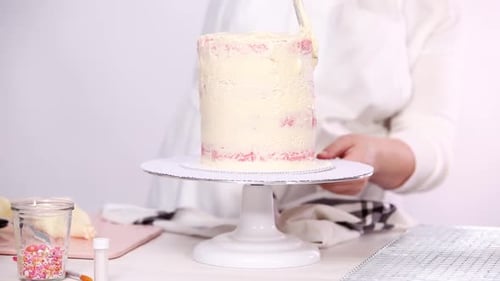Schritt für Schritt. Große Geburtstagstorte mit weißer Buttercreme-Glasur.