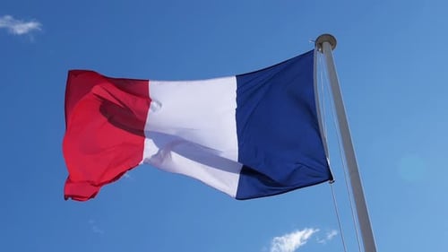 Die französische Nationalflagge weht im Wind.