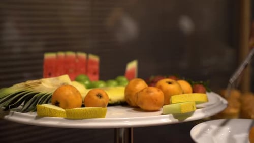 Teller mit frischem Obst am Buffet 4K